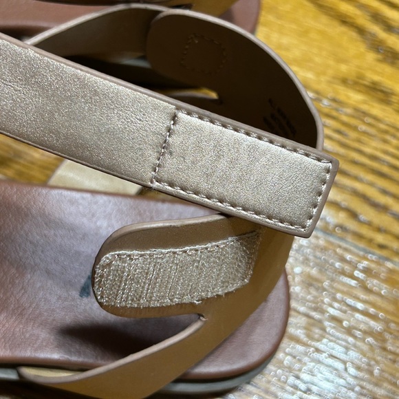 BTW Farrah brown casual sandal.  Girls size 3.  Velcro strap. - Picture 3 of 9